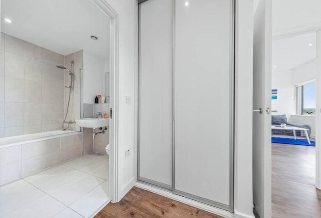 Airy 2Br Flat Delta London Dp332 Apartamento Croydon Exterior foto